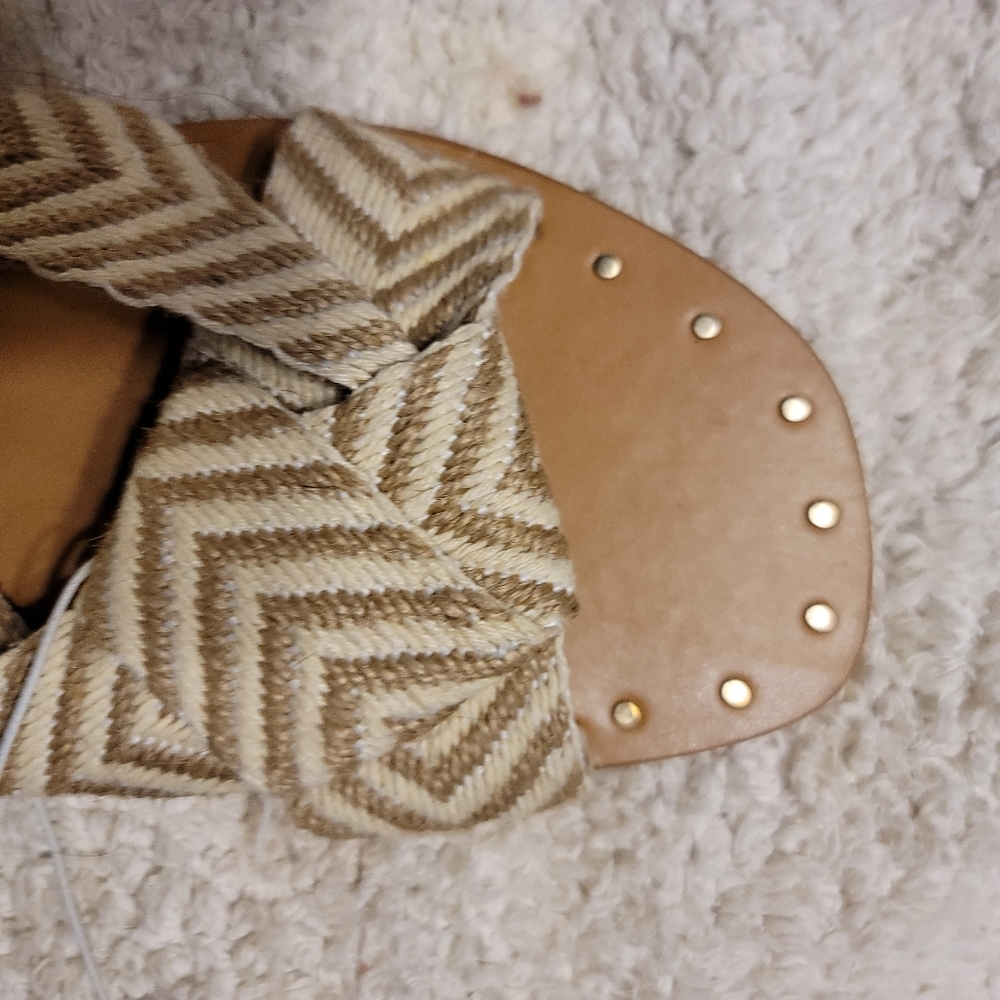 NWT ELEGANT CHEVRON KNOT SLIDE SIZE 7 - Picture 2 of 9